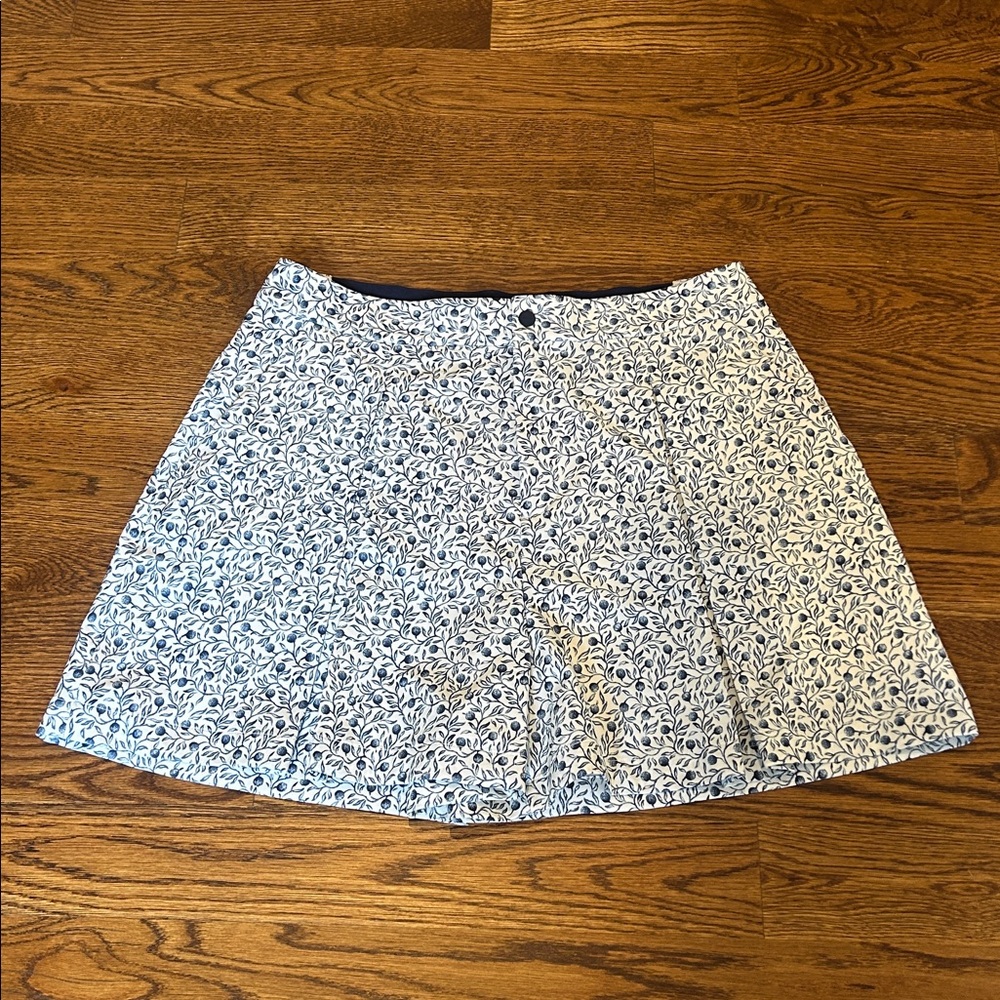 NWOT RLX Ralph Lauren Womens Golf Shorts Floral Print size large 
White Blue